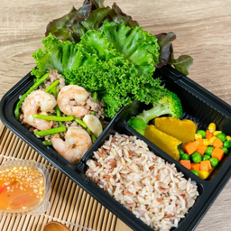 กุ้งคั่วดอกขจรฝรั่งหมูสับ