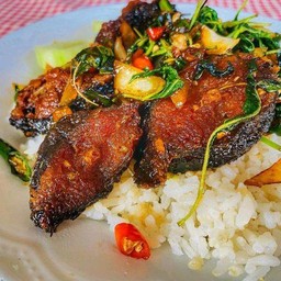 ผัดกะเพราปลาดุกราดข้าว