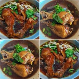 ก๋วยเตี๋ยวไก่เต็มข้อเต็มตีน สันโค้งหลวง