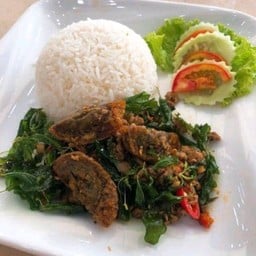 ผัดกะเพราไข่เยี่ยวม้าไม่ใส่เนื้อสัตว์