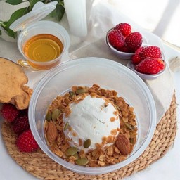 กรีกโยเกิร์ต + กราโนล่า ( แถมฟรี น้ำผึ้ง! )