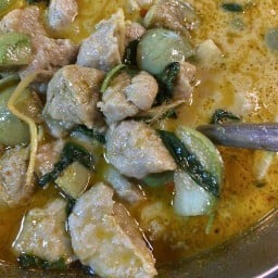 แกงเขียวหวานลูกชิ้นปลากราย ตลาดสุวรรณภูมิ