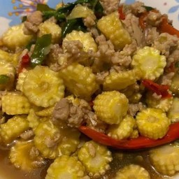 ข้าวหน้ากระเพราไก่สับใส่ข้าวโพดอ่อน