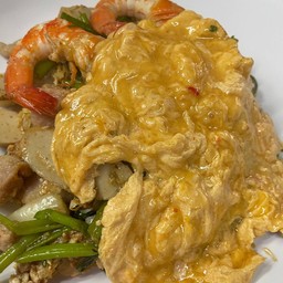 สุกี้แห้งทะเลโป๊ะหน้าไข่ข้น