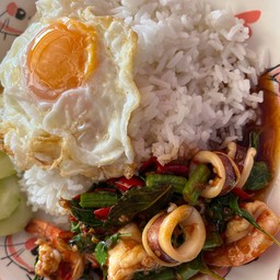 กระเพราทะเลราดข้าวไม่รวมไข่ดาว