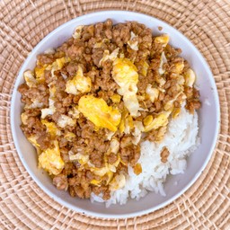 หมูสับผัดไข่ราดข้าว