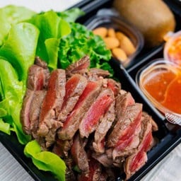 เนื้อริบอายย่าง อัลม่อน กิมจิ กีวี ผักสด