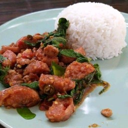 ผัดกระเพราแหนมราดข้าว