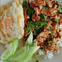 เกี้ยวหมูเด้ง ปูอัด และกระเพราหมูสับไข่ดาว