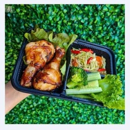 ส้มตำเส้นบร็อคโคลี่จี๊ดแซ่บน่องไก่อบ (Keto) มีน้ำปราร้าต้มสุก