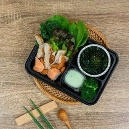 อกไก่ แซลม่อน ย่างผักโขม  (Keto)