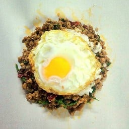 อาหวัง กะเพรา - ไข่เจียวทรงเครื่อง