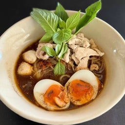 ก๋วยเตี๋ยวเรือหมูไข่ยางมะตูม
