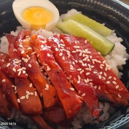 ข้าวหน้าไก่ย่างซอสแดง