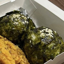 ข้าวปั้นสาหร่าย (ลูกละ)