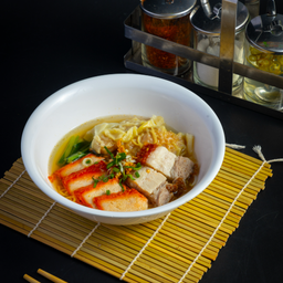 ก๋วยเตี๋ยวเกี๊ยวหมูแดงหมูกรอบ