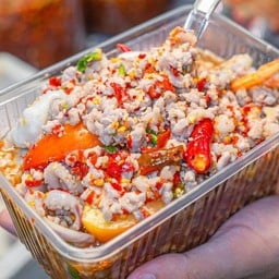 ร้านยำ ยำ เครื่องล้น เพชรบุรี ซอย7ใต้ตึก ช พัฒนาอพาร์ทเมนท์