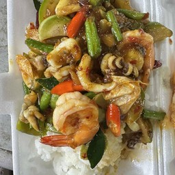 ผัดพริกแกงทะเลราดข้าว