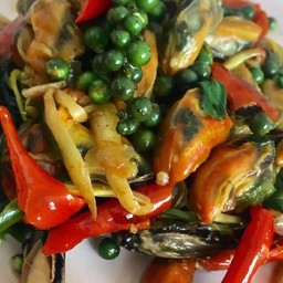 ผัดฉ่าหอยแมงภู่ราดข้าว