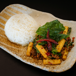 ข้าวกะเพราเนื้อสับคั่วพริกแห้งหน่อไม้