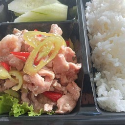 ข้าวหมูผัดพริกหยวก