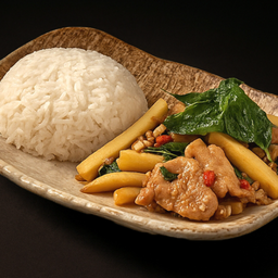 ข้าวกะเพราหมูนุ่ม หน่อไม้ Stir Fried Marinated Pork with bamboo shoots and Holy Basil