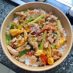 ผัดพริกเผาหมูราดข้าว