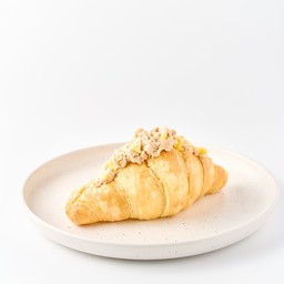 ครัวซองต์สลัดทูน่าและข้าวโพด