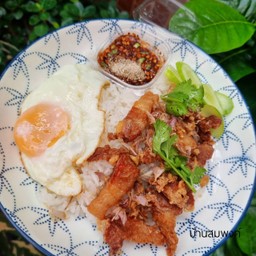 ข้าวหมูสามชั้นไร้หนังทอด จิ้มแจ่ว ไข่ดาว