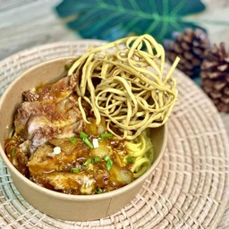 ข้าวซอย(เส้น)ผัดผงกระหรี่หมูกรอบ