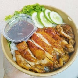 ข้าวไก่ย่างพริกไทยดำ ราดซอสแจ่วมะขาม