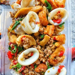 ข้าวกระเพราปลาหมึกหมูสับกากหมู