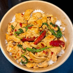 กะเพราพริกแห้ง อกไก่ชิ้น