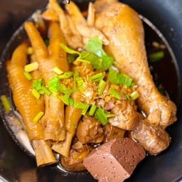 ก๋วยเตี๋ยวไก่ตุ๋นชามดำหน้ากำแพงเมือง