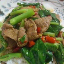 คะน้าตับหมูราดข้าว