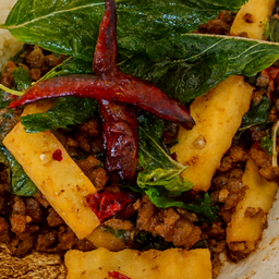 (กับข้าว)กะเพราเนื้อสับคั่วพริกแห้งหน่อไม้