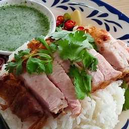 ข้าวหมูกรอบขยำ