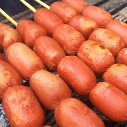 ไส้กรอกแดงในตำนาน 3 ไม้