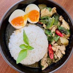 ข้าวแกงเขียวหวานไก่ไข่ยางมะตูม