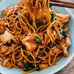 CHICKEN SCHEZWAN NOODLES