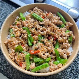 ผัดพริกแกงหมูสับราดข้าว