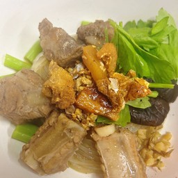 เตี๋ยวแห้งซี่โครงหมูตุ๋น