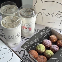 แมวเป็นของเหลว ขนม ชูครีม ชานม โกโก้ กาแฟ นมเผือก น้ำส้ม แมวเป็นของเหลว