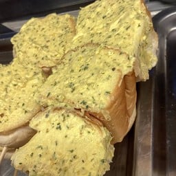 ขนมปังนุ่มเสียบไม้ปิ้งรสเนยกระเทียม