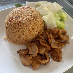 ข้าวผัดน้ำพริกปลาย่างหมูทอด
