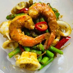ข้าวราด(กุ้ง+หมึก)ผัดพริกแกงใต้