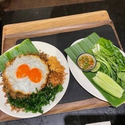 ข้าวกะเพราคลุกเนื้อสับ ไข่ดาว