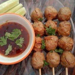 เซตอิ่ม ลูกชิ้น(เอ็น)เนื้อวัว 6 ไม้ ( ฟรีชุดผักตามฤดูกาล )