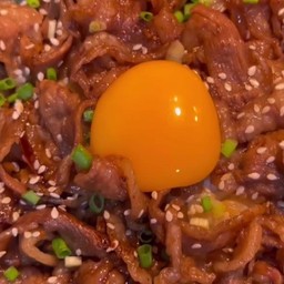 (ลูกค้าสามารถระบุได้ว่าจะรับไข่ดิบหรือไข่ออนเซ็น)