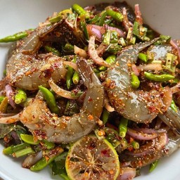 ลาบกุ้งสด  ใส่ปลาร้า  ใส่ข้าวคั่ว พริกป่น มะนาว พริกสดเป็นเม็ดๆ
